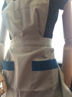 Avental com bolsos e vivo noutra cor