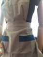 Avental com bolsos e vivo noutra cor